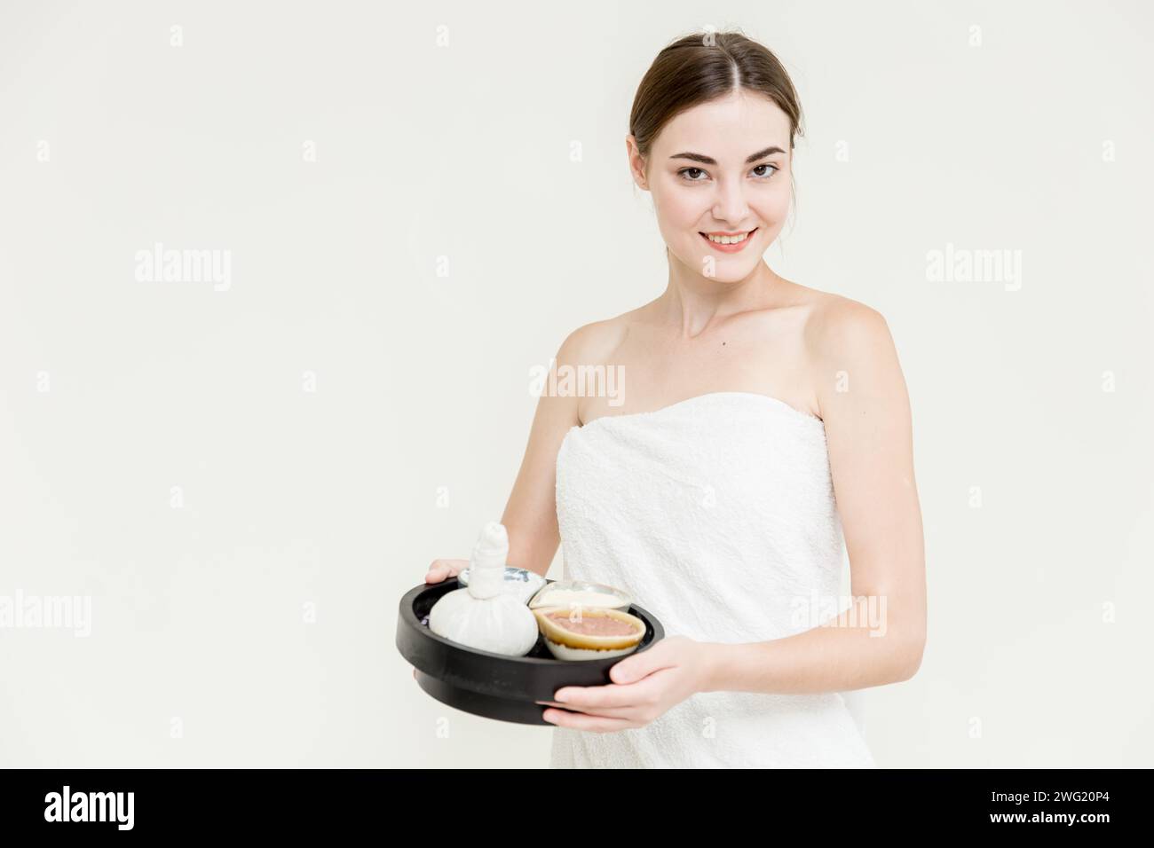 Schönheitsfrauen kaukasisches Modell mit Kräuter-Spa-Massage-Creme isoliert auf weißem Hintergrund Stockfoto