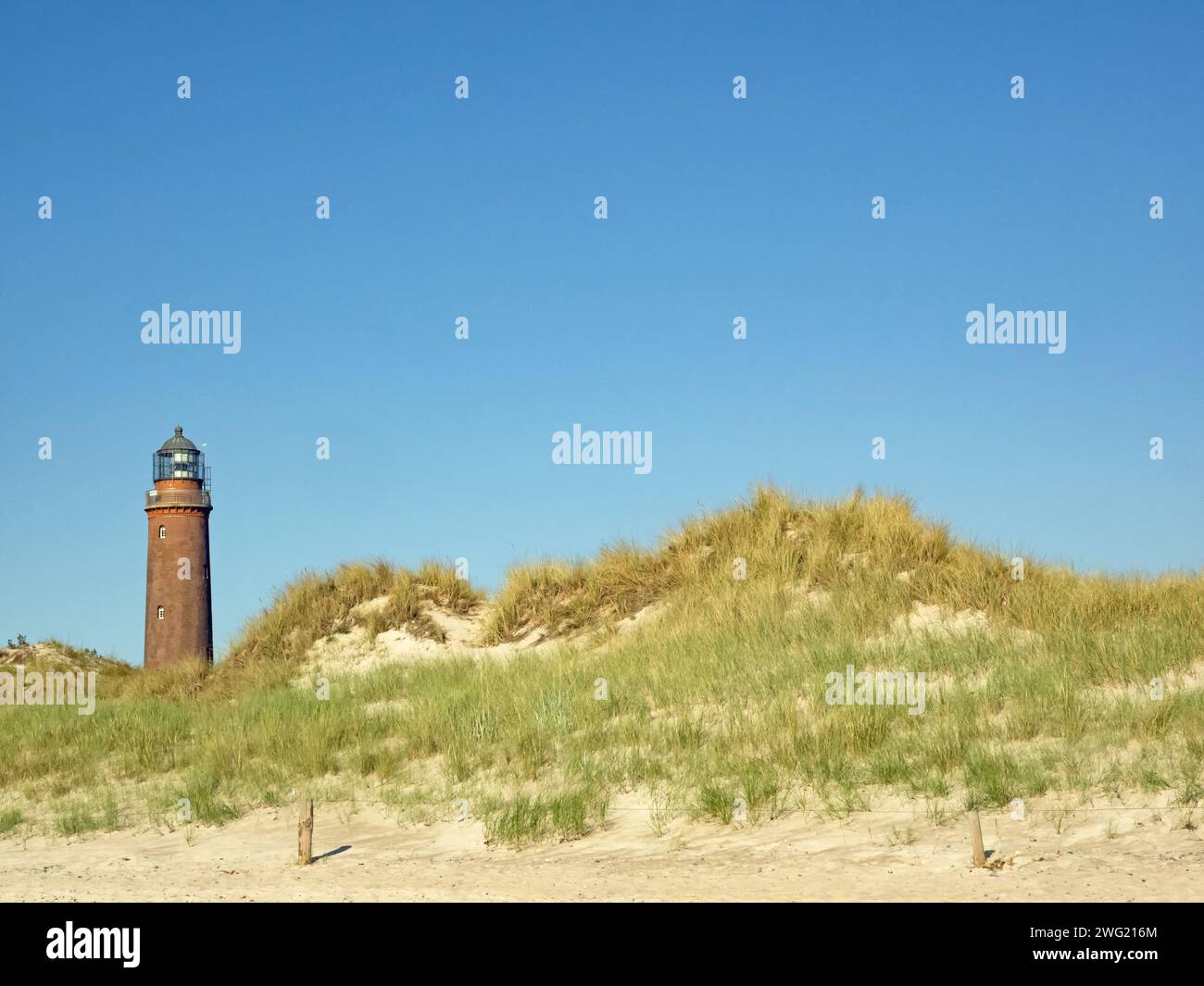 Außenansicht des historischen Leuchtturms Darßer Ort in den Dünen des Nationalparks Vorpommern Lagunengebiet, Deutschland Stockfoto