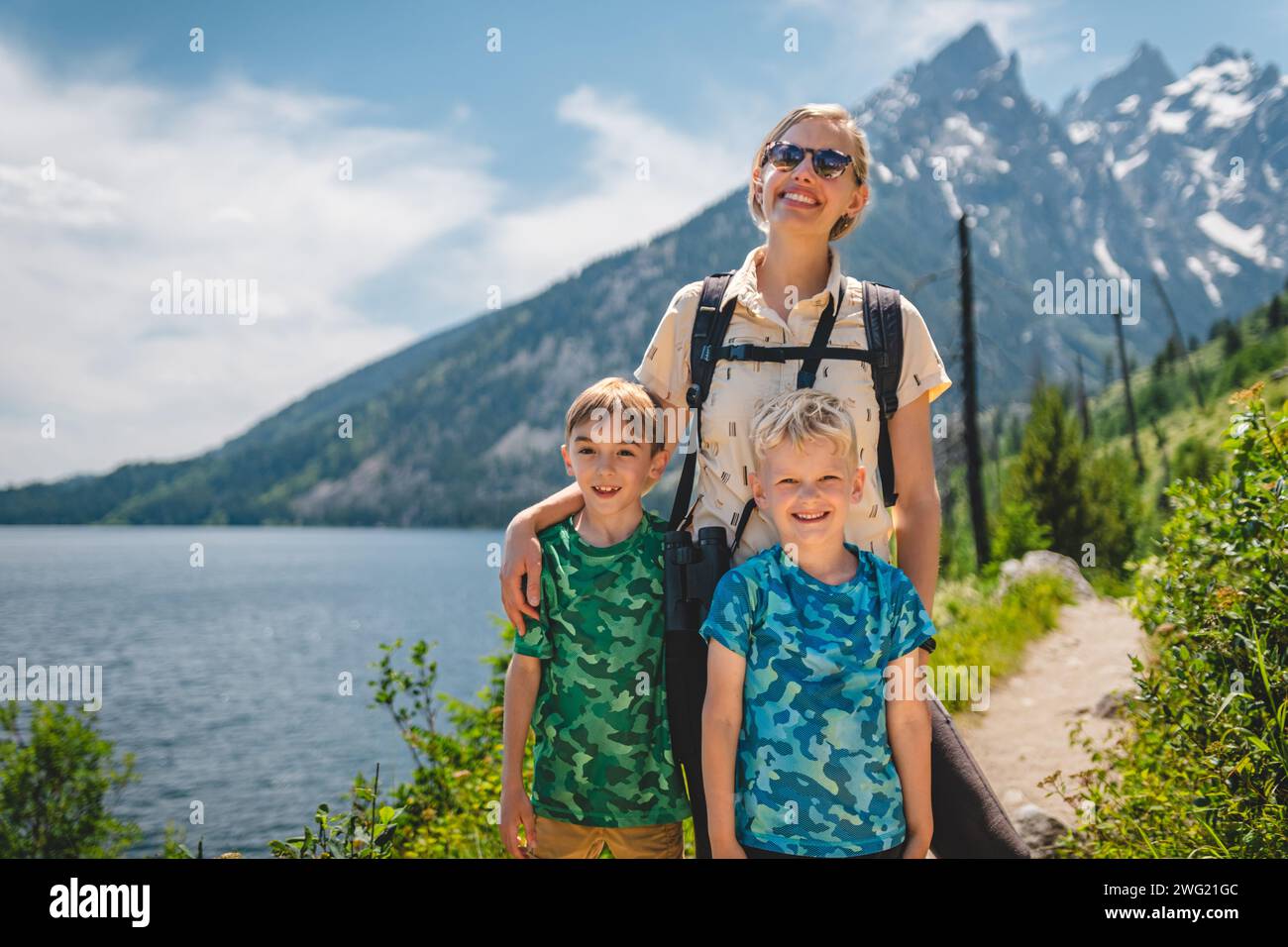 Mutter wandert mit ihren Söhnen am Jenny Lake im Grand Teton National Park Stockfoto
