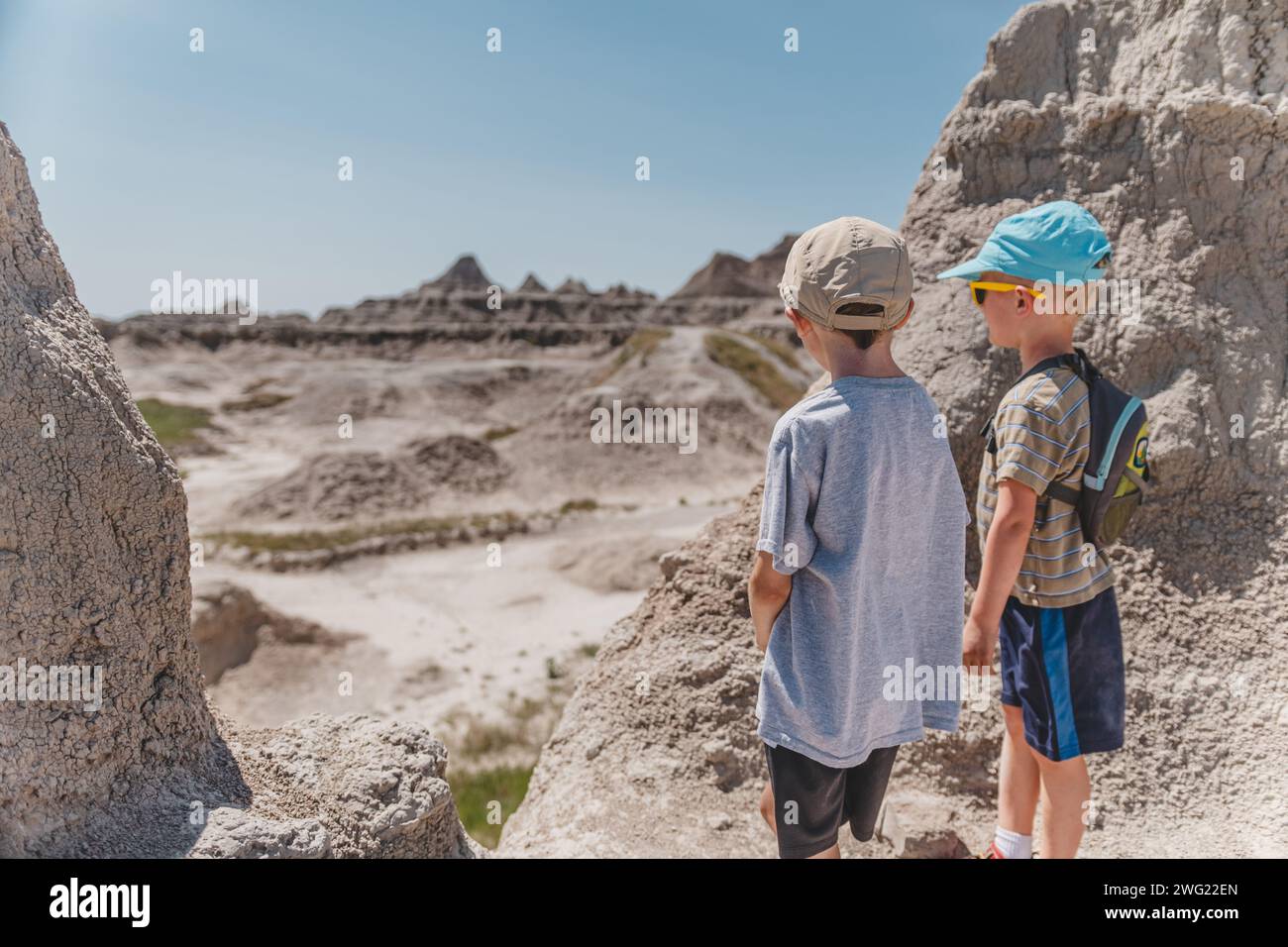 Zwei Brüder blicken auf die Felsformationen des Badlands-Nationalparks Stockfoto