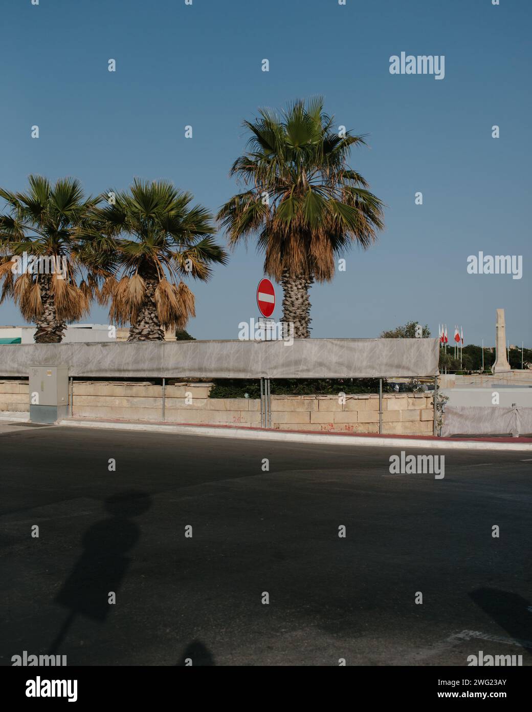 Ein Schild ohne Zutritt und Palmen in Malta in der Mittagssonne. Stockfoto