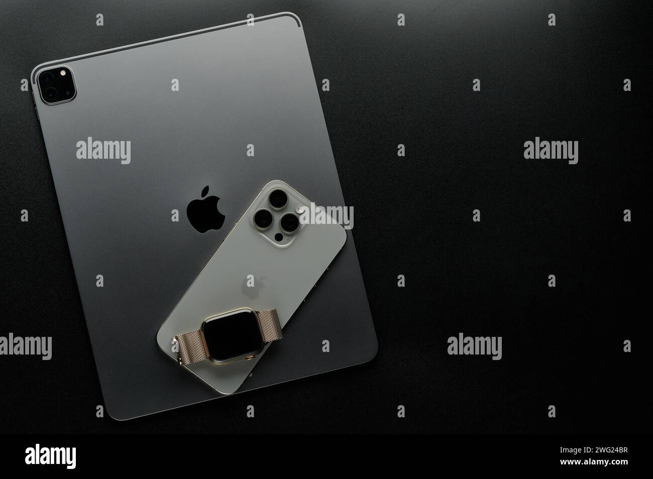 New York, USA - 31. Januar 2024: Apple ECO-Systemgeräte auf schwarzem Studiohintergrund über der Draufsicht Stockfoto