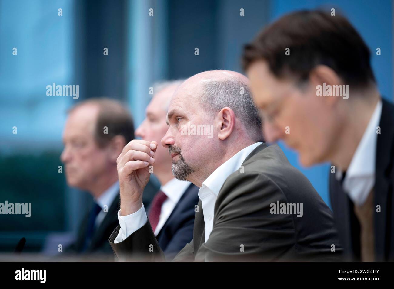 Karl Lauterbach, PK Versorgungsqualitaet DEU, Deutschland, Berlin, 30.01.2024 Prof. Michael Hallek , Vorsitzender des Sachverstaendigenrats Gesundheit und Pflege, Prof. Jens Scholz , Vorsitzender Verband der Universitaetsklinika Deutschlands VUD , Prof. Reinhard Busse , TU Berlin, und Karl Lauterbach , Bundesgesundheitsminister SPD v.l.n.r., waehrend der Bundespressekonferenz zum Versorgungsqualitaet und Behandlungserfolg uer Krankenhäuser darum muss die stationäre Versorgung jetzt revolutioniert werden n Berlin Deutschland en: Prof. Michael Hallek , Vorsitzender des Sachverständigenrates für Stockfoto