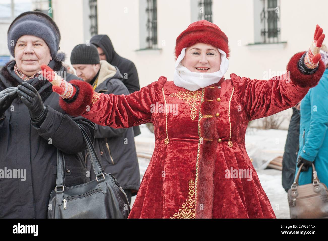 Kolomna, Region Moskau. Russland 22. Februar 2015. Menschen in traditioneller russischer Kleidung tanzen in einem Rundtanz und singen. Frauen in Nationalkostümen bei Stockfoto