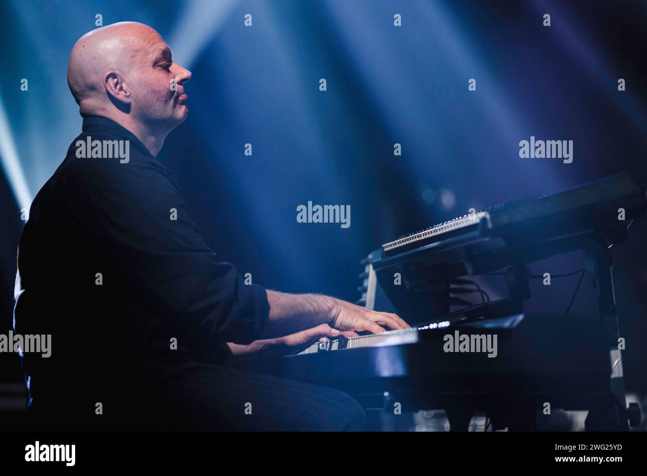 Ein männlicher Pianist, der auf einem Konzert auftritt Stockfoto