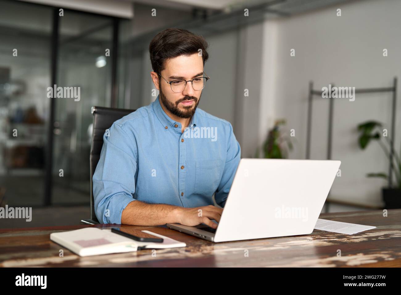 Geschäftlicher Geschäftsmann Firmenmitarbeiter mit Laptop, der im Büro arbeitet. Stockfoto