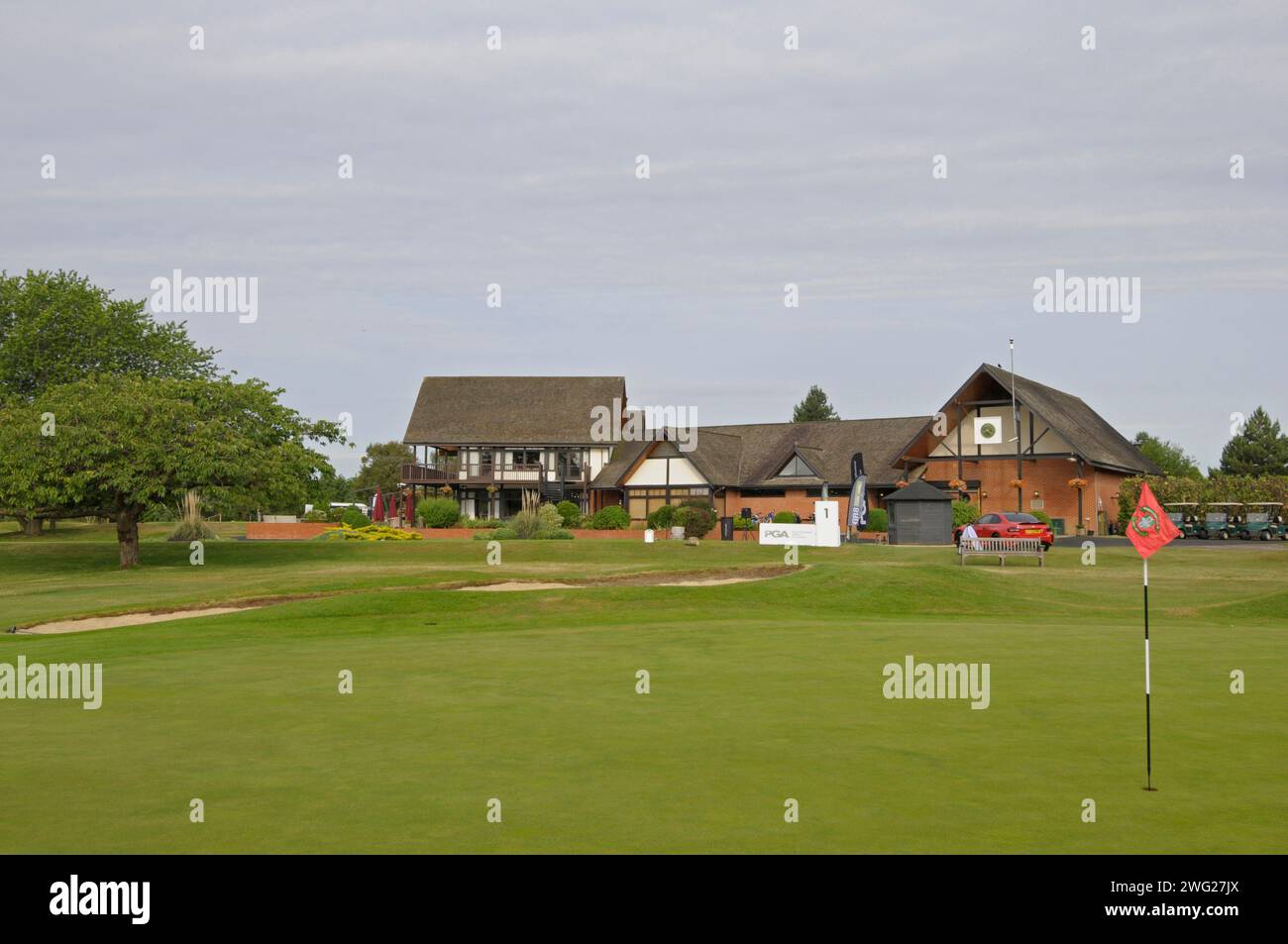 Blick zurück auf das 18th Green zum Clubhouse, Bishop's Stortford Golf Club, Bishop's Stortford, Hertfordshire, England Stockfoto