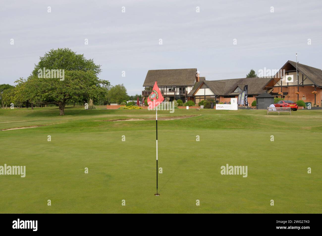Blick zurück auf das 18th Green zum Clubhouse, Bishop's Stortford Golf Club, Bishop's Stortford, Hertfordshire, England Stockfoto