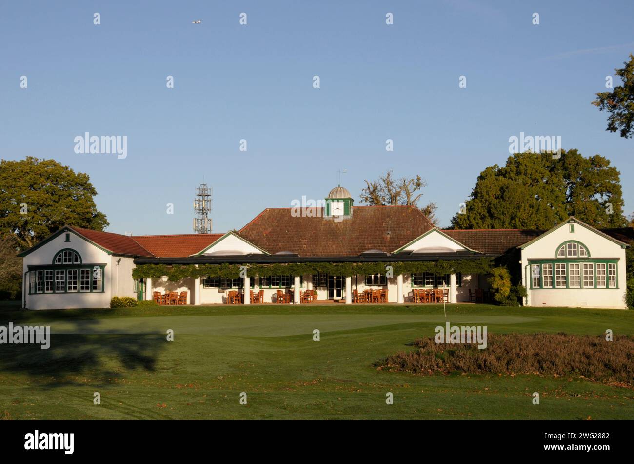 Blick über 14th Green zum Clubhouse, Woking Golf Club; Woking; Surrey; England. Stockfoto