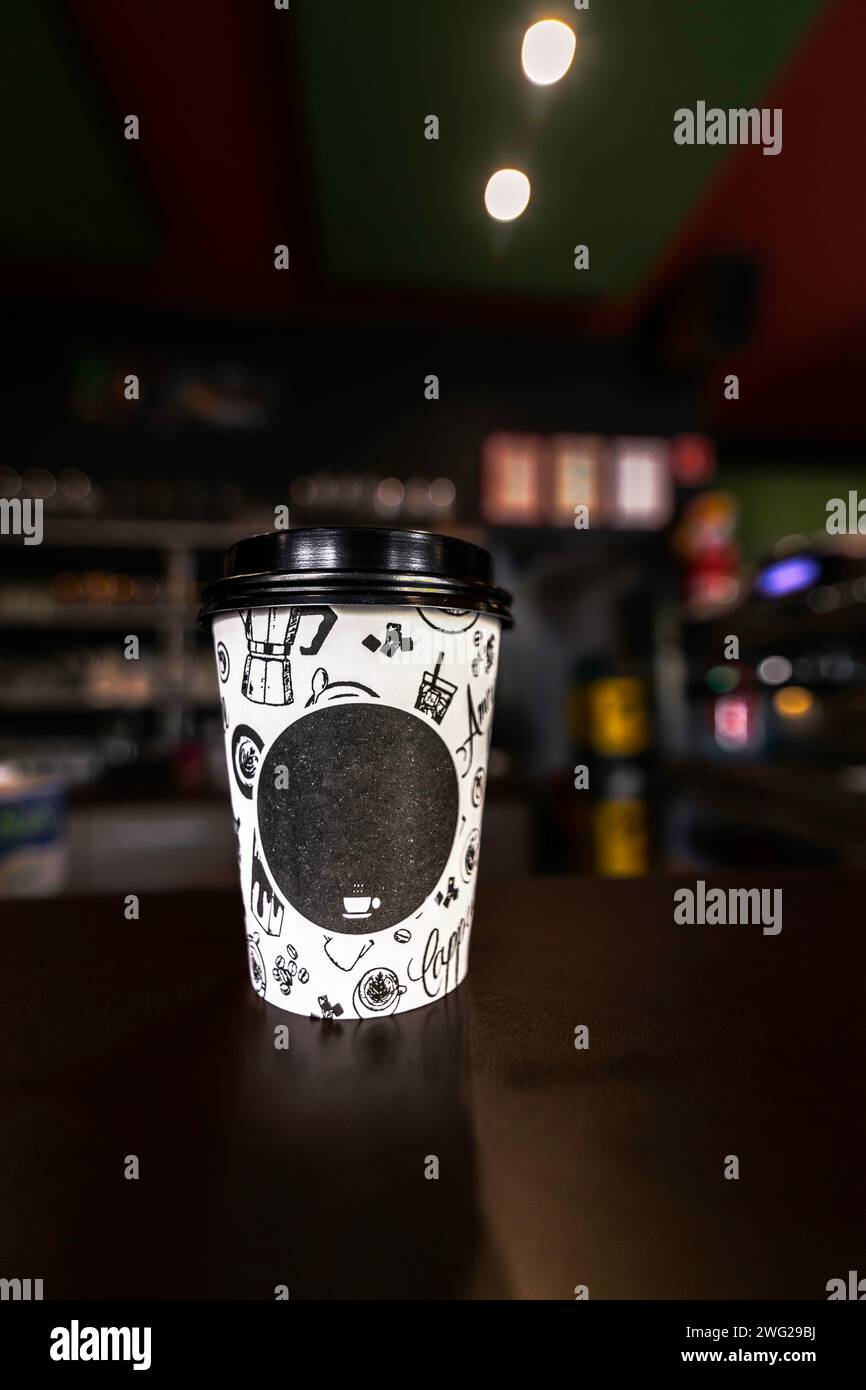 Eine Tasse Kaffee an der Bar. Es wird für Kaffee, Tee und andere heiße Getränke verwendet Stockfoto