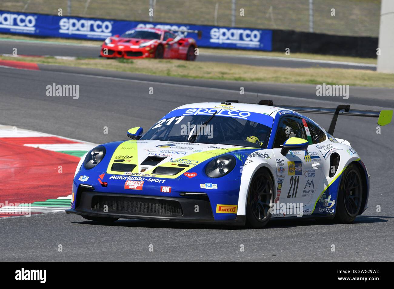 Scarperia, 29. September 2023: Porsche 992 GT3 Cup des Teams Autorlando Sport fahren von Ghezzi Giuseppe und Zanardini Mirko in Aktion während des Trainings von I Stockfoto