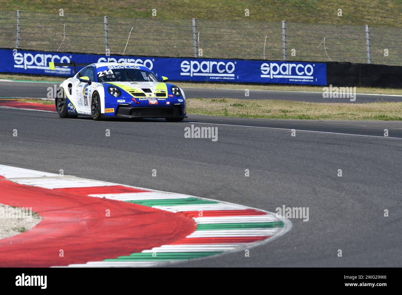 Scarperia, 29. September 2023: Porsche 992 GT3 Cup des Teams Autorlando Sport fahren von Ghezzi Giuseppe und Zanardini Mirko in Aktion während des Trainings von I Stockfoto
