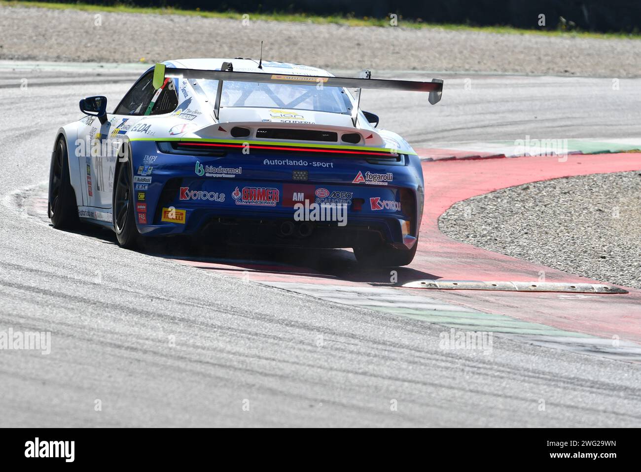 Scarperia, 29. September 2023: Porsche 992 GT3 Cup des Teams Autorlando Sport fahren von Ghezzi Giuseppe und Zanardini Mirko in Aktion während des Trainings von I Stockfoto