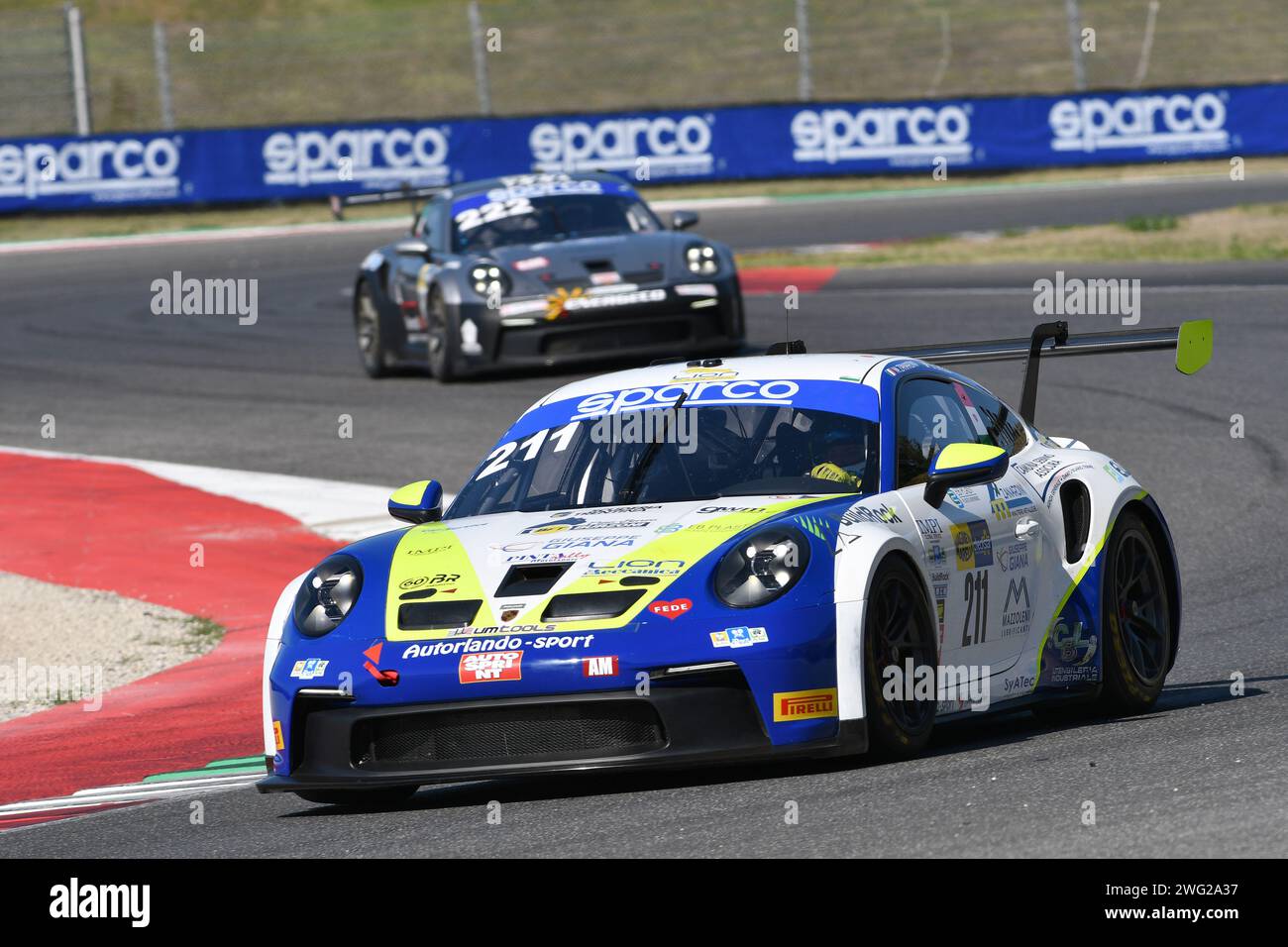 Scarperia, 29. September 2023: Porsche 992 GT3 Cup des Teams Autorlando Sport fahren von Ghezzi Giuseppe und Zanardini Mirko in Aktion während des Trainings von I Stockfoto