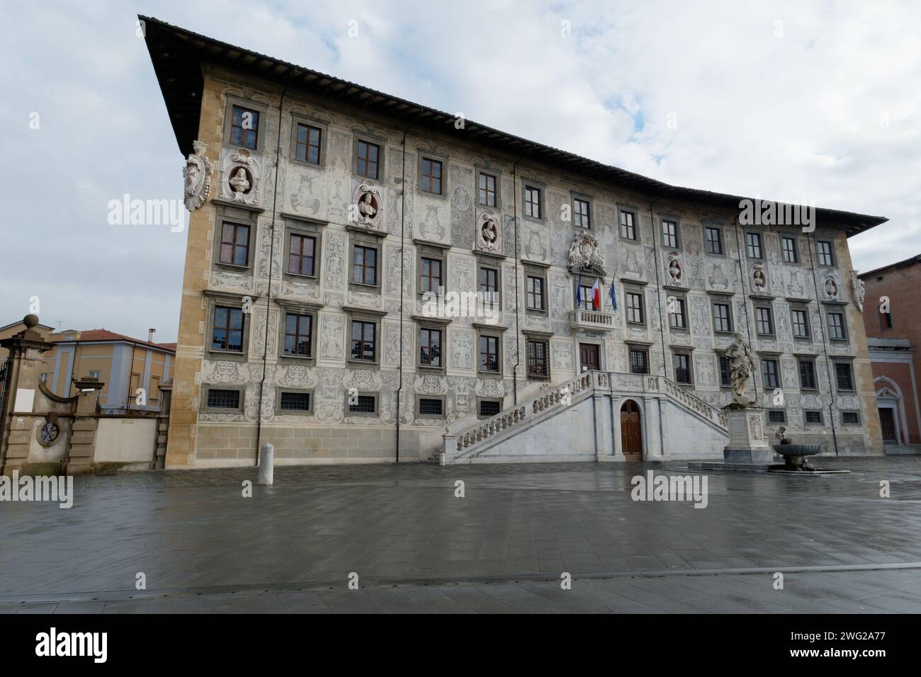 Die öffentliche Universität, bekannt als Superior Normal School am Ritterplatz in Pisa . Toskana, Italien Stockfoto