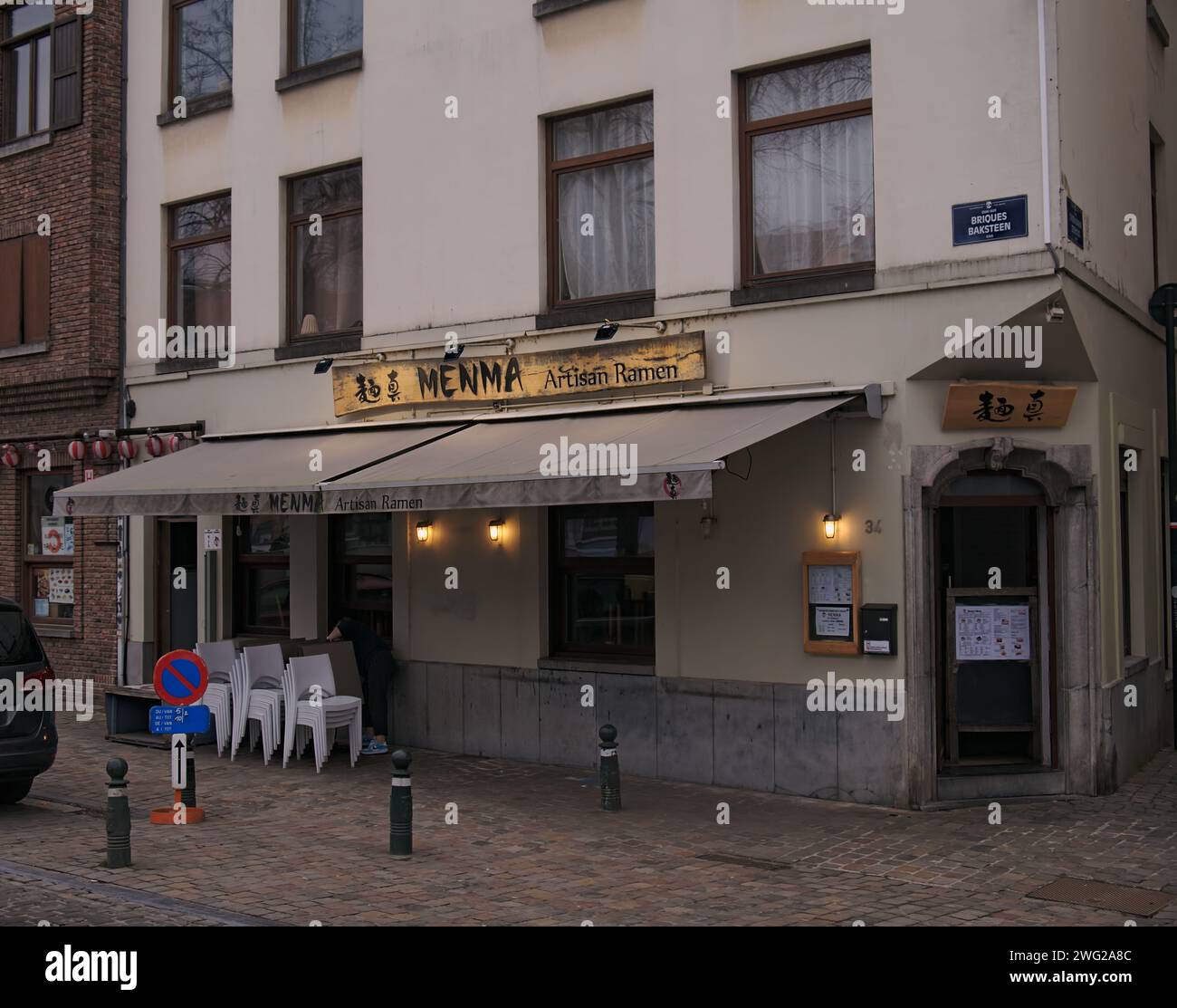 Brüssel, Belgien Februar 2024. Ein japanisches Restaurant namens MENMA, das Ramen serviert. Architektur entlang der Quai aux Briques Straße. Straßen von Brussel Stockfoto