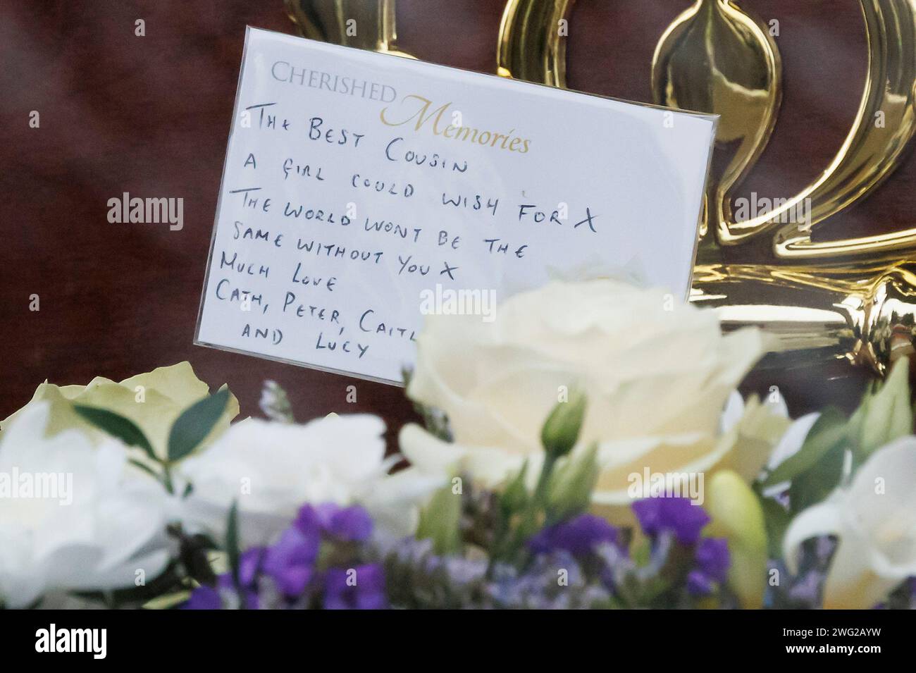 London, Großbritannien. Februar 2024. Eine Notiz auf den Blumen, als der Sarg beim Service ankommt. Die Beerdigung von Derek Draper in der Kirche St. Mary the Virgin, Primrose Hill in Nord-London. Derek Draper, ein ehemaliger politischer Lobbyist und Ehemann der Fernsehmoderatorin Kate Garraway, starb nach einer langen Krankheit, die durch COVI-19-Infektion verursacht wurde. Foto: Ben Cawthra/SIPA USA Credit: SIPA USA/Alamy Live News Stockfoto