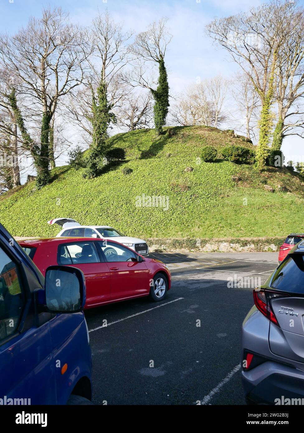 Die Motte ist alles, was von Barnstaple Castle übrig geblieben ist, heute mit einem Parkplatz daneben. Barnstaple, North Devon, Großbritannien Stockfoto