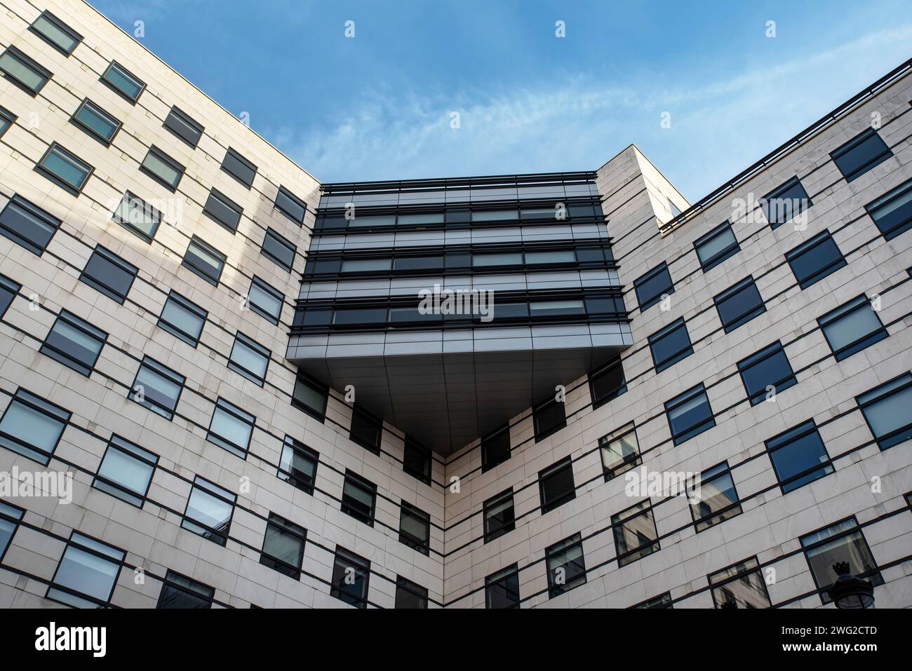 Modernes Gebäude im Geschäftsviertel La Défense in Paris, Frankreich Stockfoto