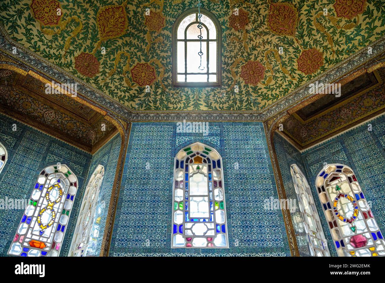Dekorierten Decke und Glasmalerei Windows, Revan Kiosk, Topkapi Palast, Istanbul, Türkei Stockfoto