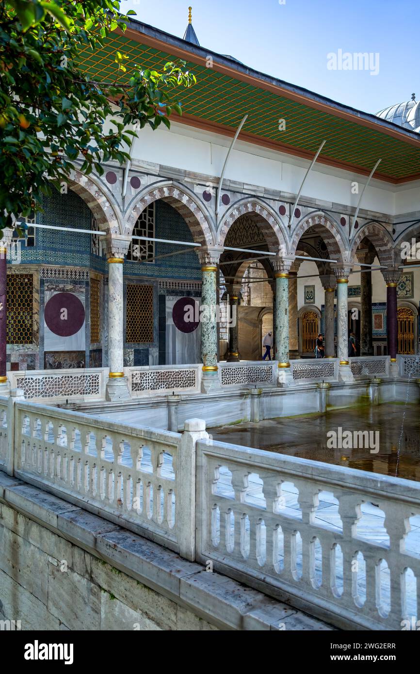 Bögen und Pool, Yerevak Kiosk, Topkapi Palast, Istanbul, Türkei Stockfoto