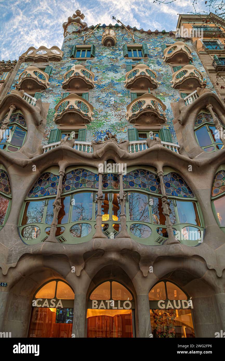 BARCELONA, KATALONIEN, SPANIEN-FEB. 27, 2022: Casa Batllo, entworfen von Antoni Gaudi im Jahre 1904, Modernisme oder Jugendstil. Stockfoto