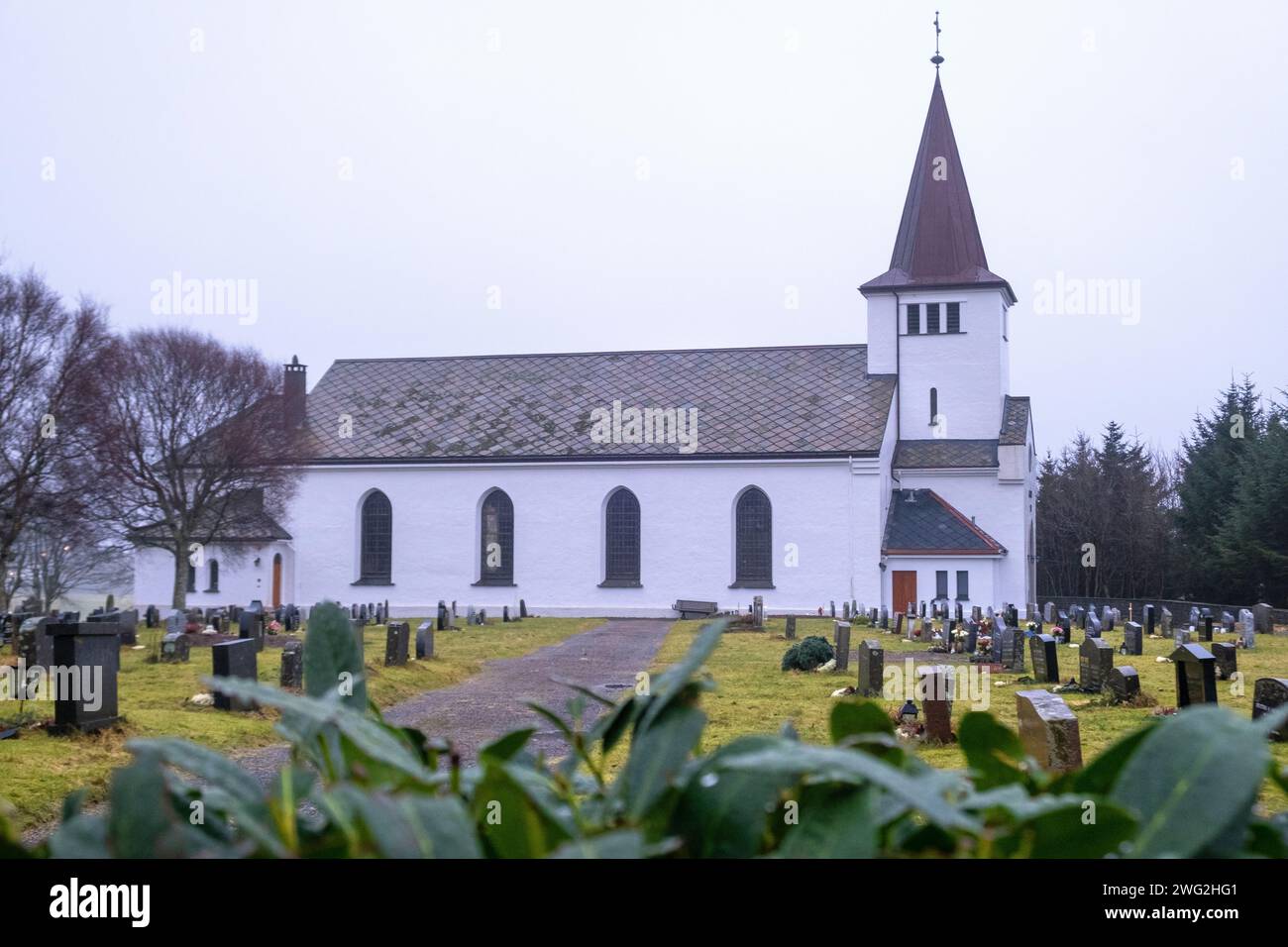 Kirche und Friedhof in Herdla, Askøy, Norwegen Stockfoto