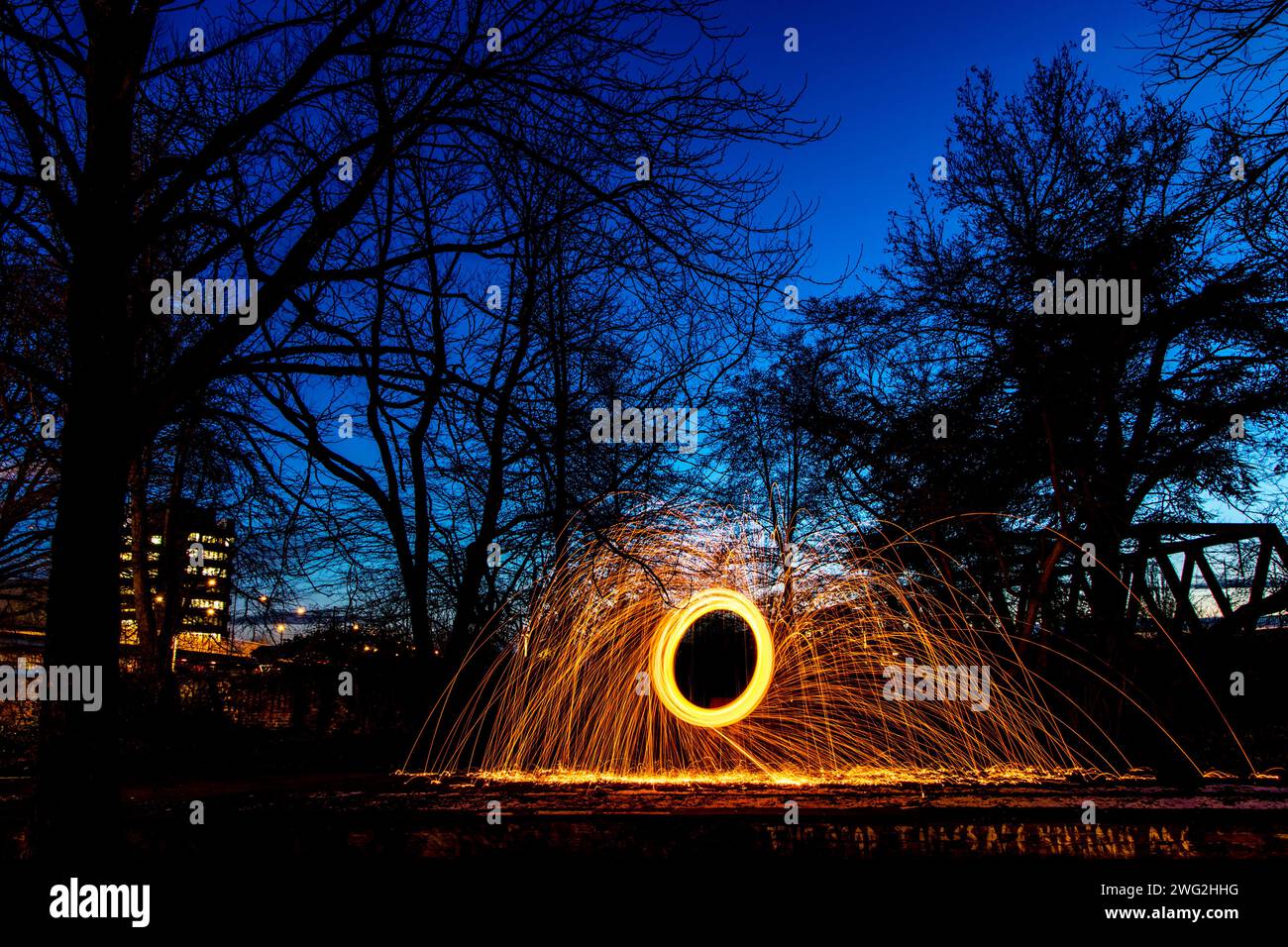 Eine lebendige Ausstellung von Stahlwolle-Fotografien in einem Park bei Nacht Stockfoto