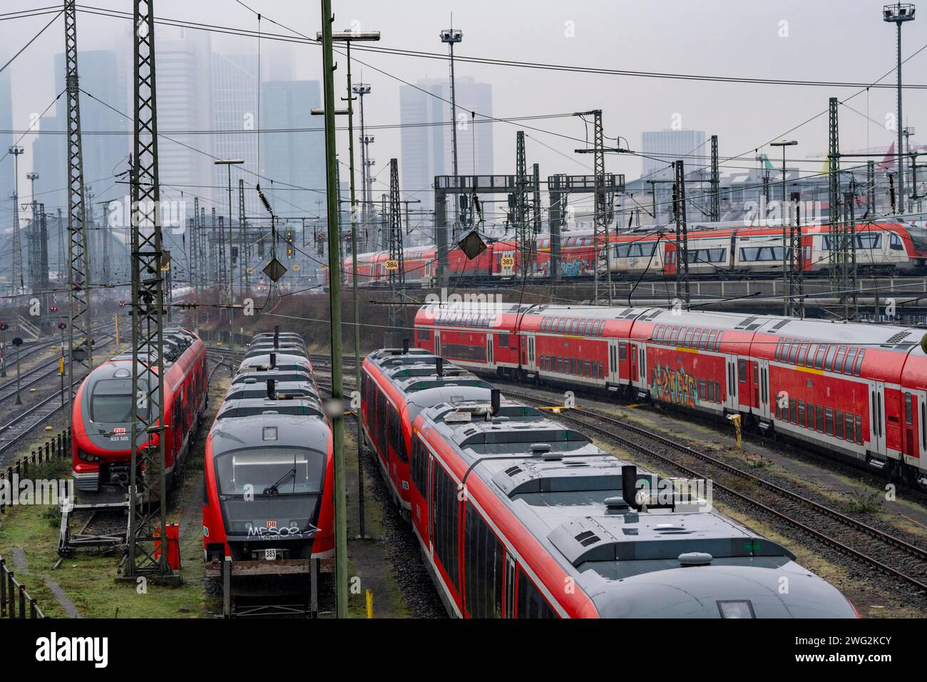 Bahngleise mit Regionalzügen, nach eisigem Regen, vor dem Frankfurter Hauptbahnhof, Skyline im Nebel, Hessen, Deutschland Stockfoto