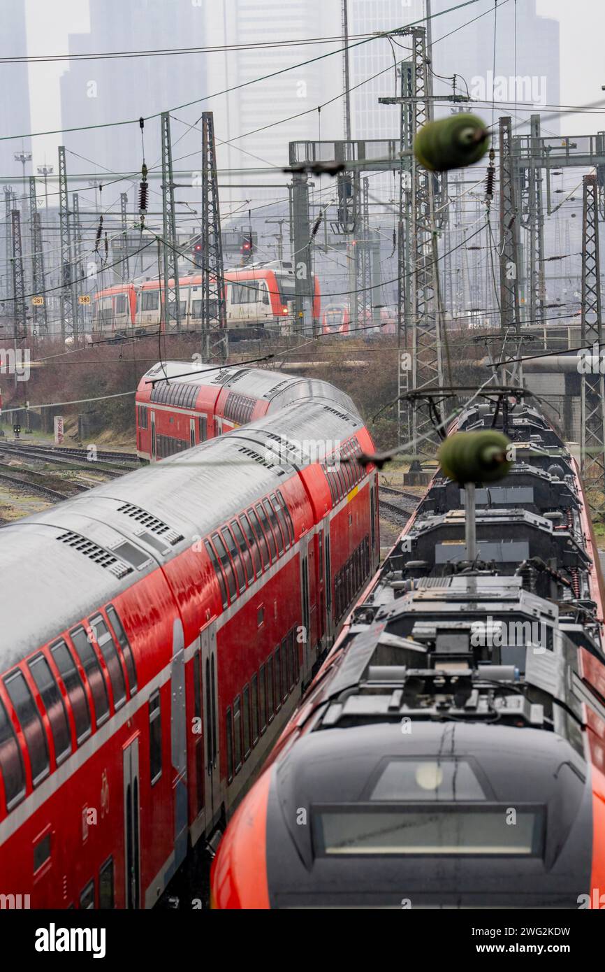 Bahngleise mit Regionalzügen, nach eisigem Regen, vor dem Frankfurter Hauptbahnhof, Skyline im Nebel, Hessen, Deutschland Stockfoto