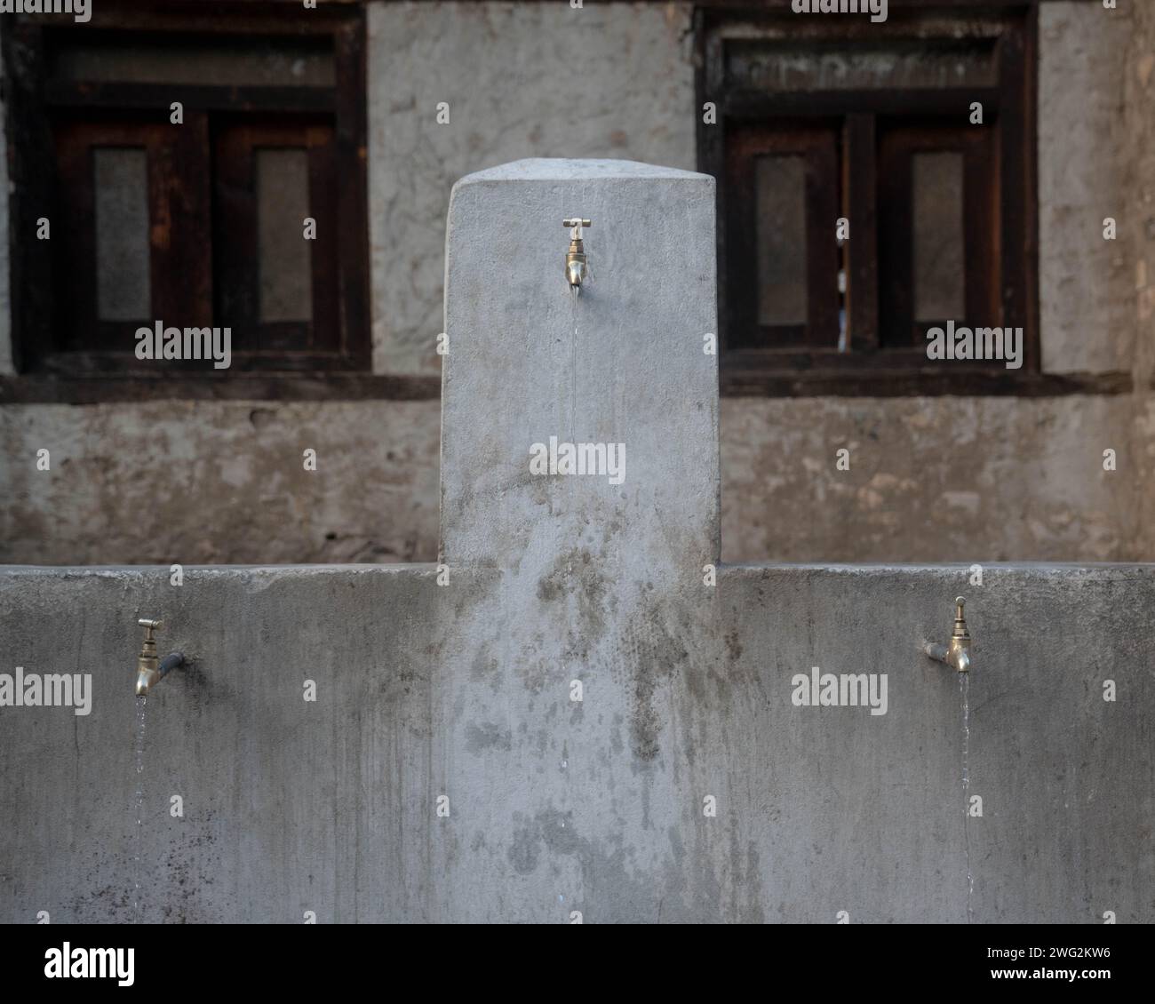 Ein Wasserhahn zum Waschen und Trinken in Palata, Dolpa District, Nepal, 2023. Stockfoto