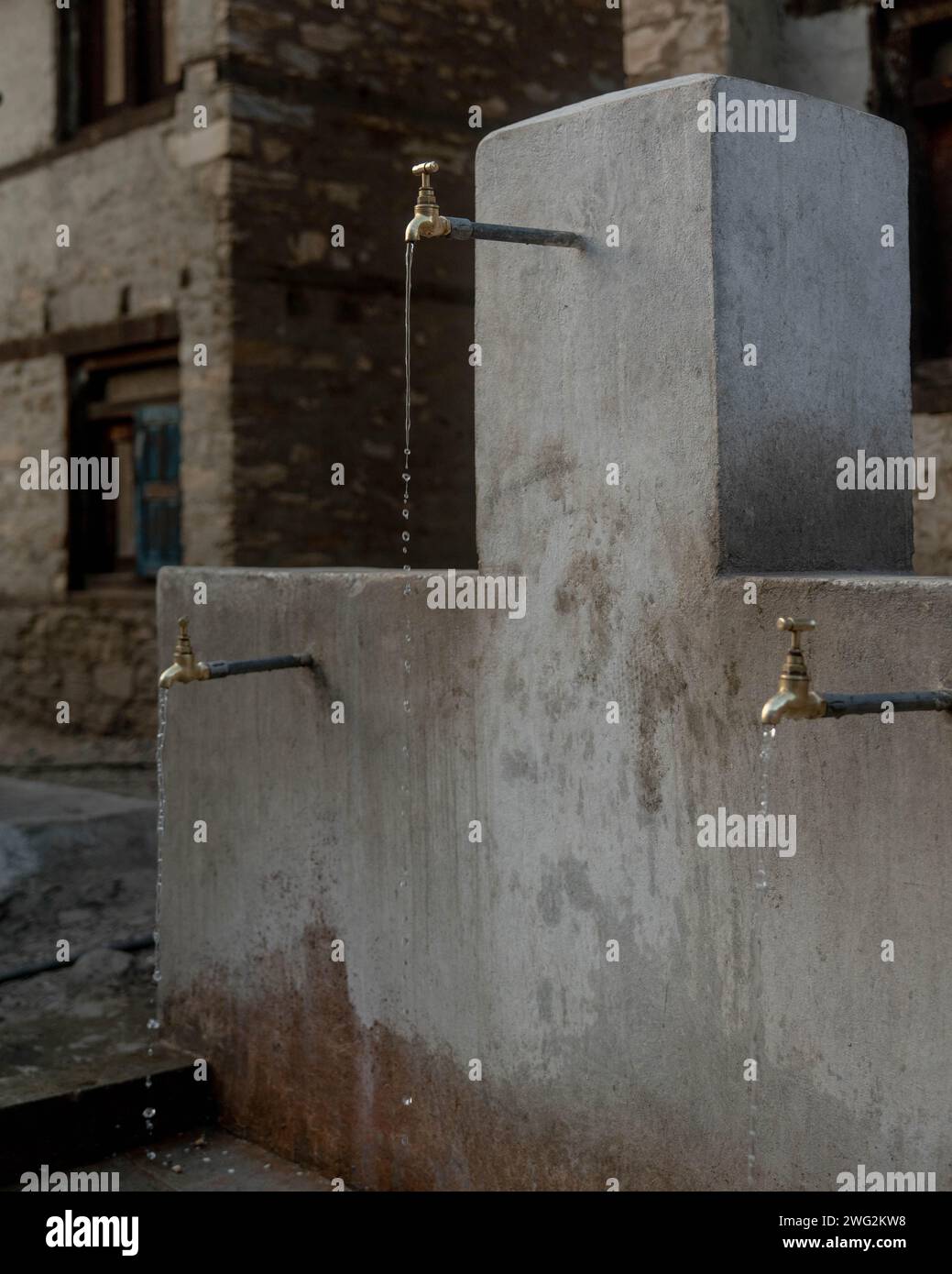 Ein Wasserhahn zum Waschen und Trinken in Palata, Dolpa District, Nepal, 2023. Stockfoto