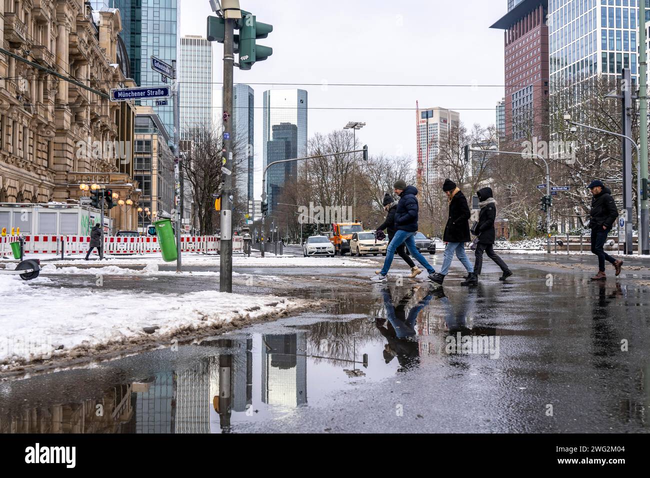 Winter in der Stadt, Straße Gallusanlage, Pfützen, Pfützen von Wasser, Schmelzwasser, Fußgänger, Frankfurt, Hessen, Deutschland, Stockfoto