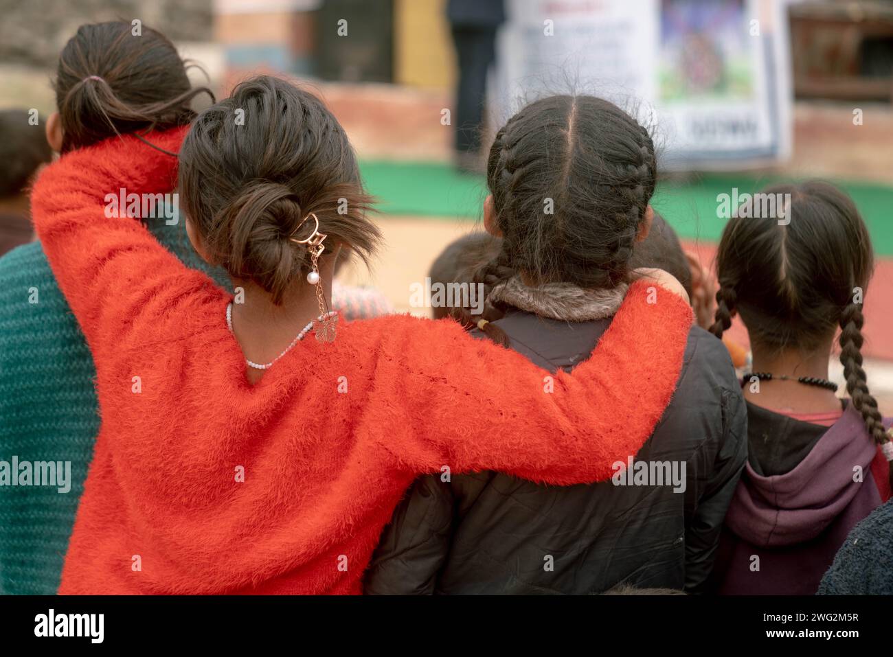 Traditionelle nepalesische Tänze werden 2023 bei einer Rathausveranstaltung in Palata, Dolpa Region in Westnepal, aufgeführt. Stockfoto