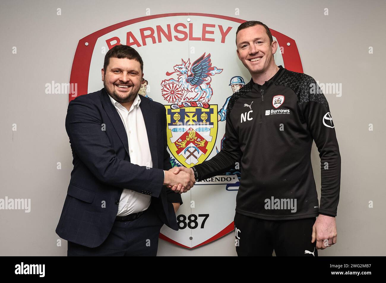 Neill Collins schüttelt Hand mit Mladen Sormaz Barnsley FC's neuem Sportdirektor in Oakwell, Barnsley, Großbritannien, 2. Februar 2024 (Foto: Mark Cosgrove/News Images) Stockfoto