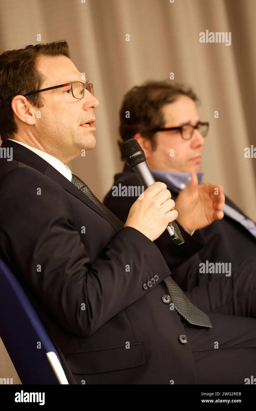 Israel-Hamas-Krieg 02.02.2024 Jusos Darmstadt ladeten zur Podiumsdiskussion der Israel-Hamas-Krieg - Vorwand für tiefen Judenhass zwischen im Bild Oberbürgermeister Hanno Benz, Abdassamad El Yazidi Generalsekretär des Zentralrates der Muslime, Moderatorin Mürvet Öztürk, Professor Dr. Michel Friedman Publizist und Jurist, Deborah Schabel Gründerwieder in der Initiative nie ist jetzt ins Justus-Liebig-Haus, dem über 200 Teilnehmer:innen folgten Darmstadt Hessen Deutschland *** Israel Hamas Krieg 02 02 2024 Jusos Darmstadt lud zu der Podiumsdiskussion der Israel Hamas Krieg Vorwand für tiefe h ein Stockfoto