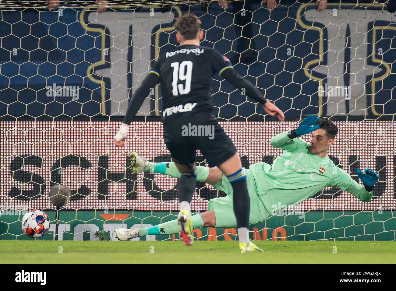 Tilburg, Nederland. Februar 2024. TILBURG, NEDERLAND - 2. FEBRUAR: Milan Smit vom SC Cambuur erzielte das erste Tor des Teams gegen Joshua Smits von Willem II während des niederländischen Keuken Kampioen Divisie-Spiels zwischen Willem II und SC Cambuur im Koning Willem II Stadion am 2. Februar 2024 in Tilburg, Nederland. (Foto von Joris Verwijst/Orange Pictures) Credit: Orange Pics BV/Alamy Live News Stockfoto