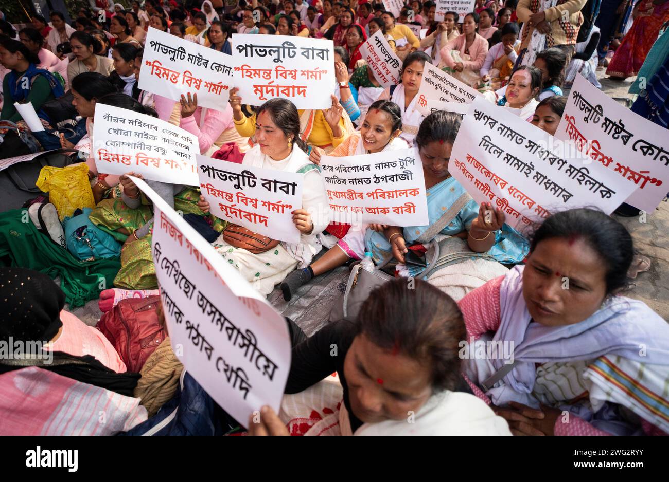 2. Februar 2024: Aktivisten von Krishak Mukti Sangram Samity und Nari Mukti Sangram Samity protestieren gemeinsam gegen den Assam-Ministerpräsidenten Himanta Biswa Sarma und fordern den Verzicht auf Mikrofinanzierungsdarlehen in Guwahati, Assam, Indien am 2. Februar 2024. (Kreditbild: © David Talukdar/ZUMA Press Wire) NUR REDAKTIONELLE VERWENDUNG! Nicht für kommerzielle ZWECKE! Stockfoto