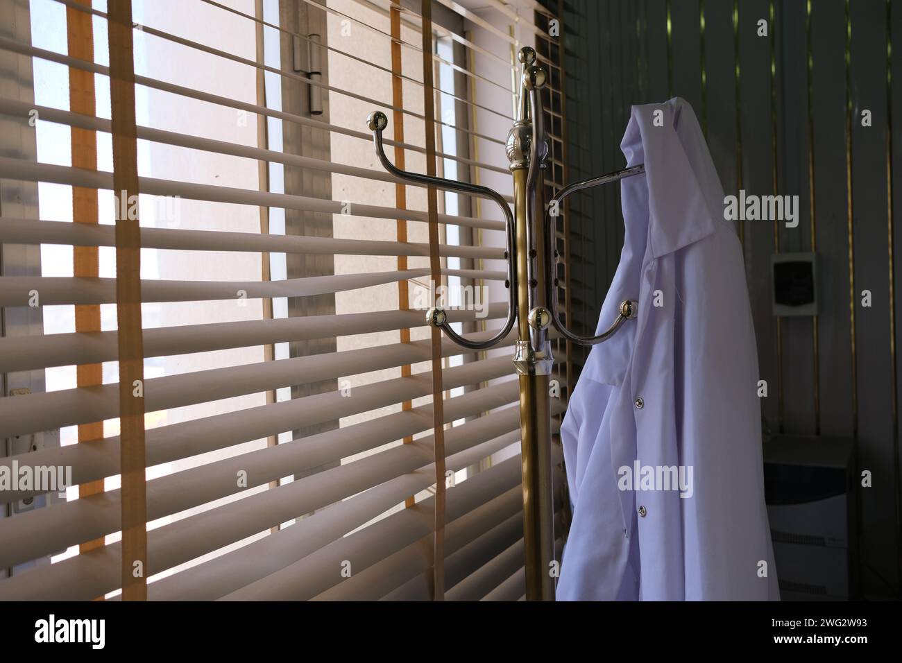 Foto des hängenden Laborkittels Stockfoto