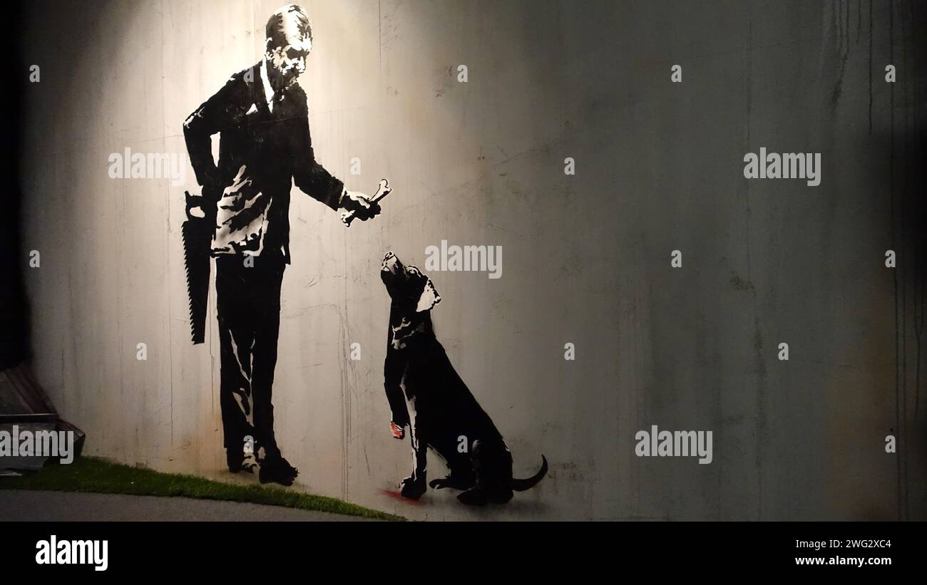 Stockholm, Schweden, 29. Dezember 2023. Kunstausstellung. Das Geheimnis von Banksy, Ein genialer Verstand. Der Mann und der Hund. Stockfoto