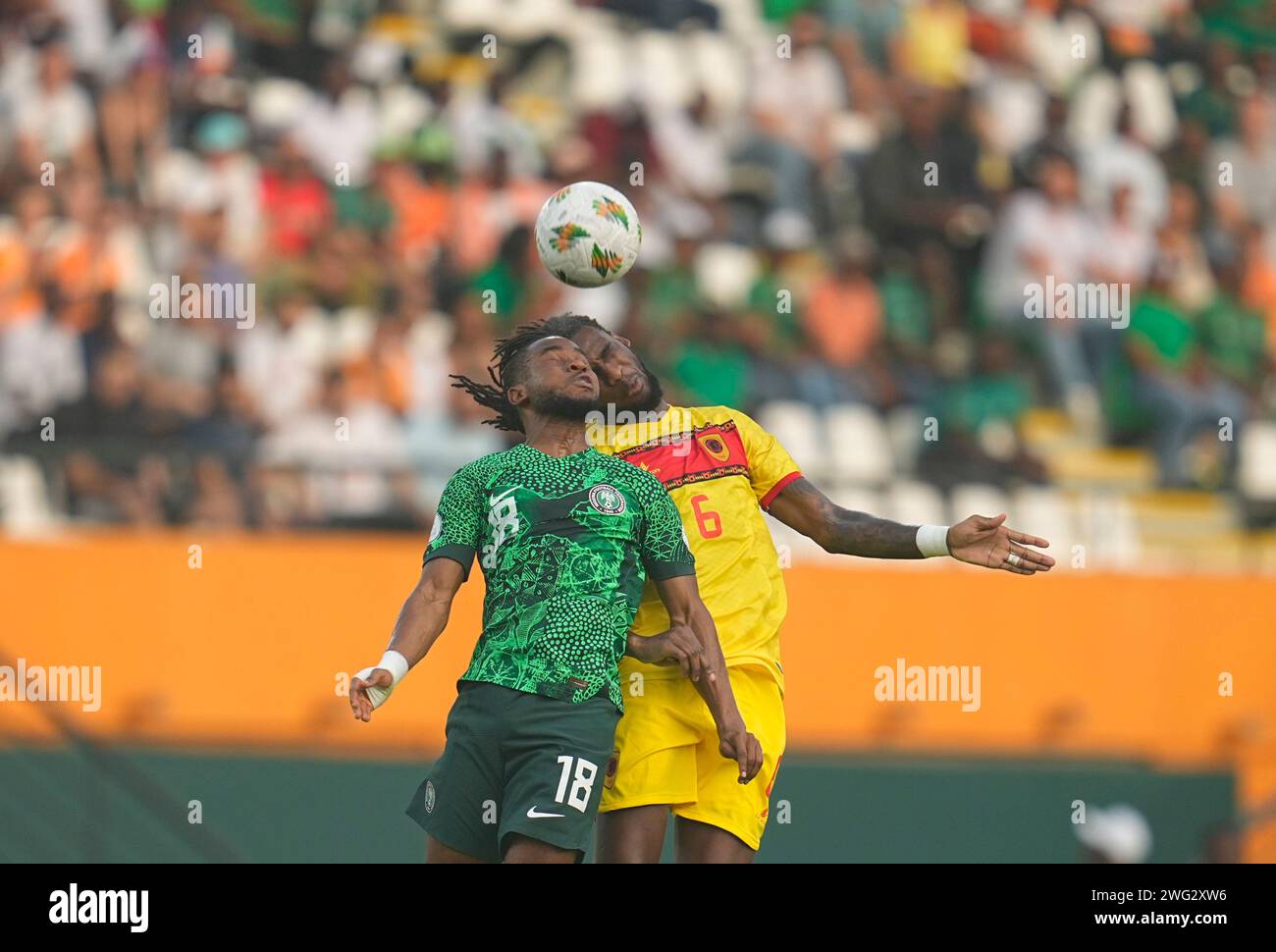 2. Februar 2024: Ademola Olajide Lookman (Nigeria) und Kialonda Gaspar (Angola) kämpfen um den Ball während eines Viertelfinalspiels des African Cup of Nations, Nigeria gegen Angola, im Stade Felix Houphouet-Boigny, Abidjan, Elfenbeinküste. Kim Preis/CSM Stockfoto