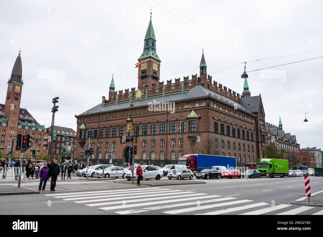 KOPENHAGEN, DÄNEMARK - 27. OKTOBER 2014: Rathaus und Hotel Scandic am Marktplatz von Radhuspladsen Stockfoto