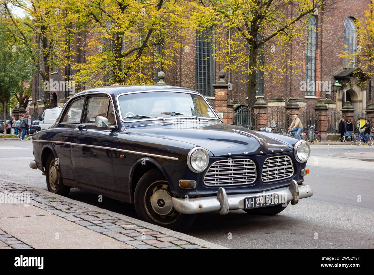 KOPENHAGEN, DÄNEMARK - 27. OKTOBER 2014: Schwedischer Volvo 122S Coupé aus den 1960er Jahren parkte auf den Straßen Kopenhagens Stockfoto