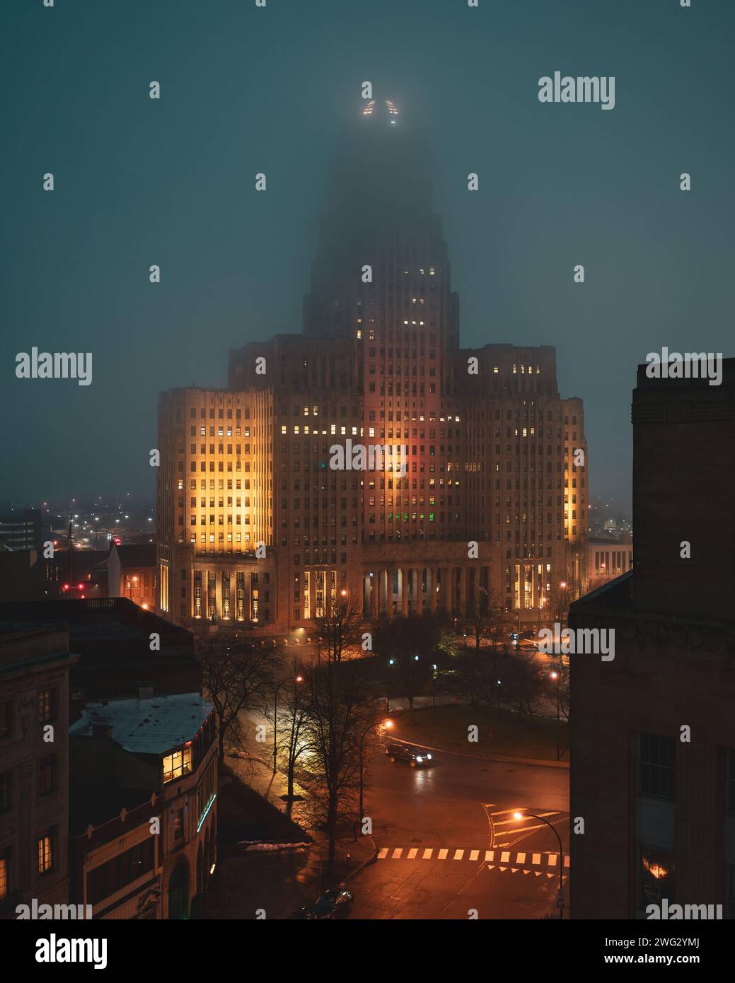Blick auf das Buffalo City Hall in einer nebeligen Nacht, Buffalo, New York Stockfoto