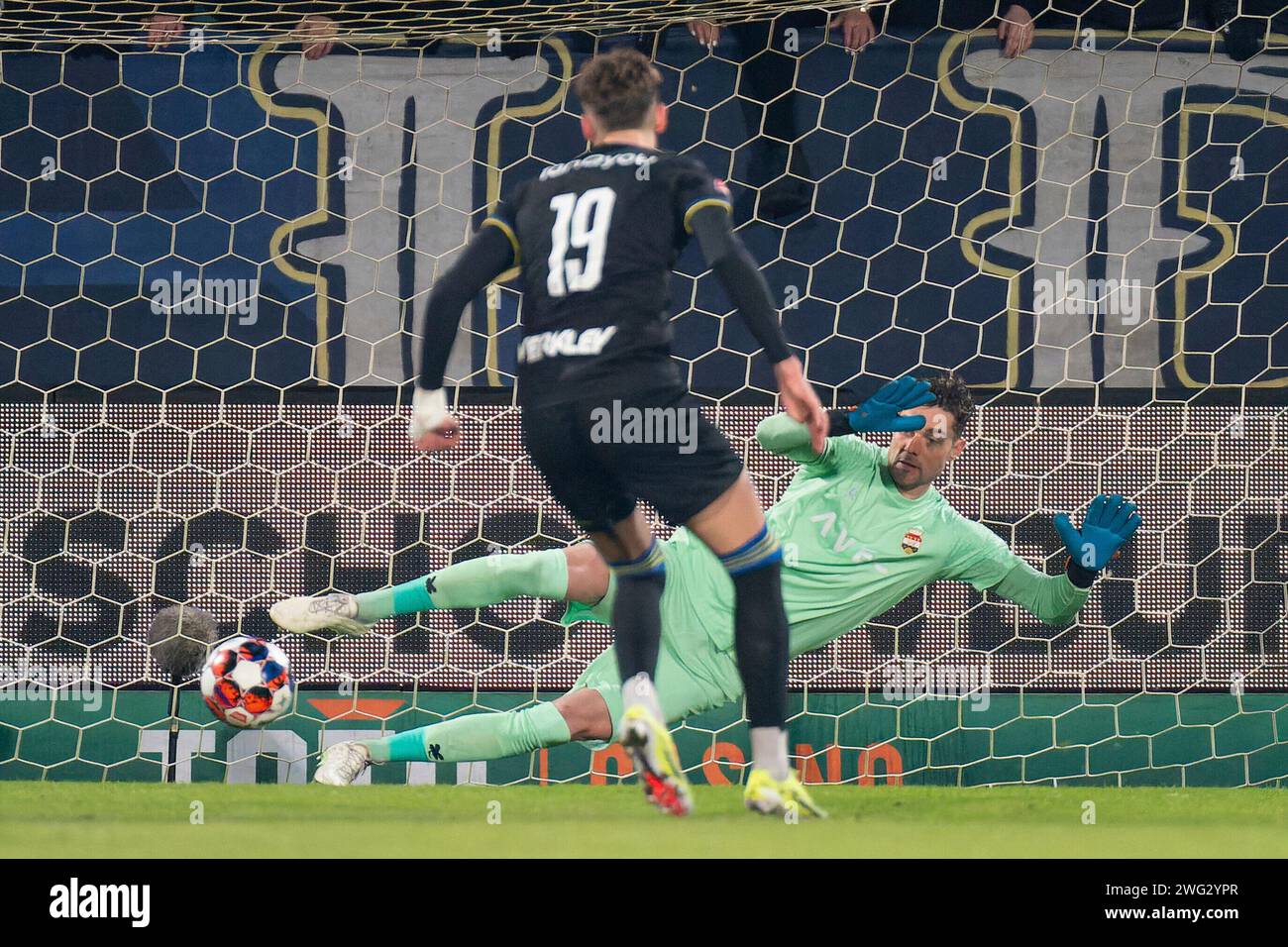 Tilburg, Nederland. Februar 2024. TILBURG, NEDERLAND - 2. FEBRUAR: Milan Smit vom SC Cambuur erzielte das erste Tor des Teams gegen Joshua Smits von Willem II während des niederländischen Keuken Kampioen Divisie-Spiels zwischen Willem II und SC Cambuur im Koning Willem II Stadion am 2. Februar 2024 in Tilburg, Nederland. (Foto: Joris Verwijst/Orange Pictures) Credit: dpa/Alamy Live News Stockfoto