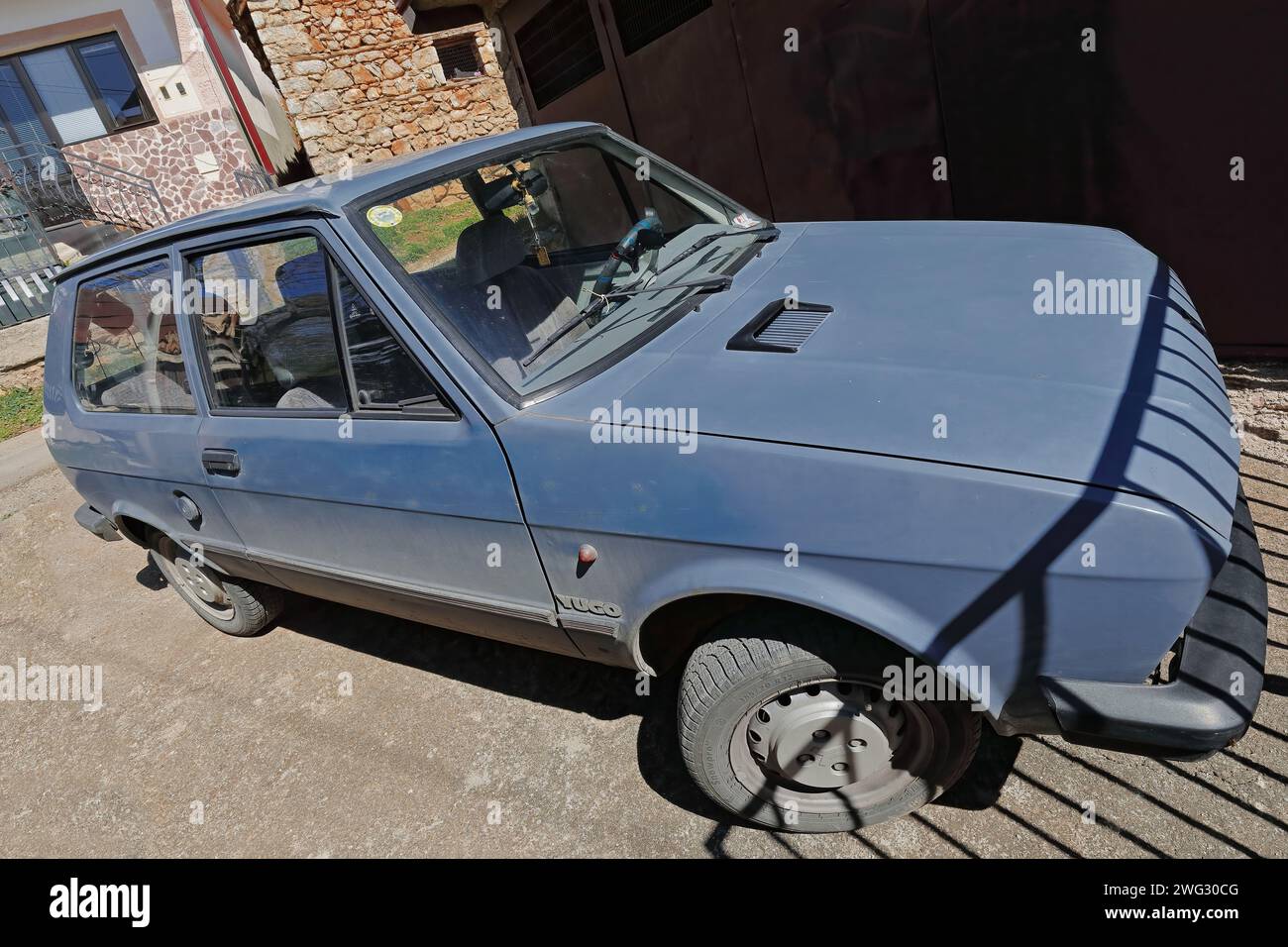 304+ Alte blaue Zastava Yugo 45A aus dem Jahr 1986 hergestellt im ehemaligen Jugoslawien, noch im Dorf Elshani im Einsatz. Ohrid-Nordmazedonien. Stockfoto