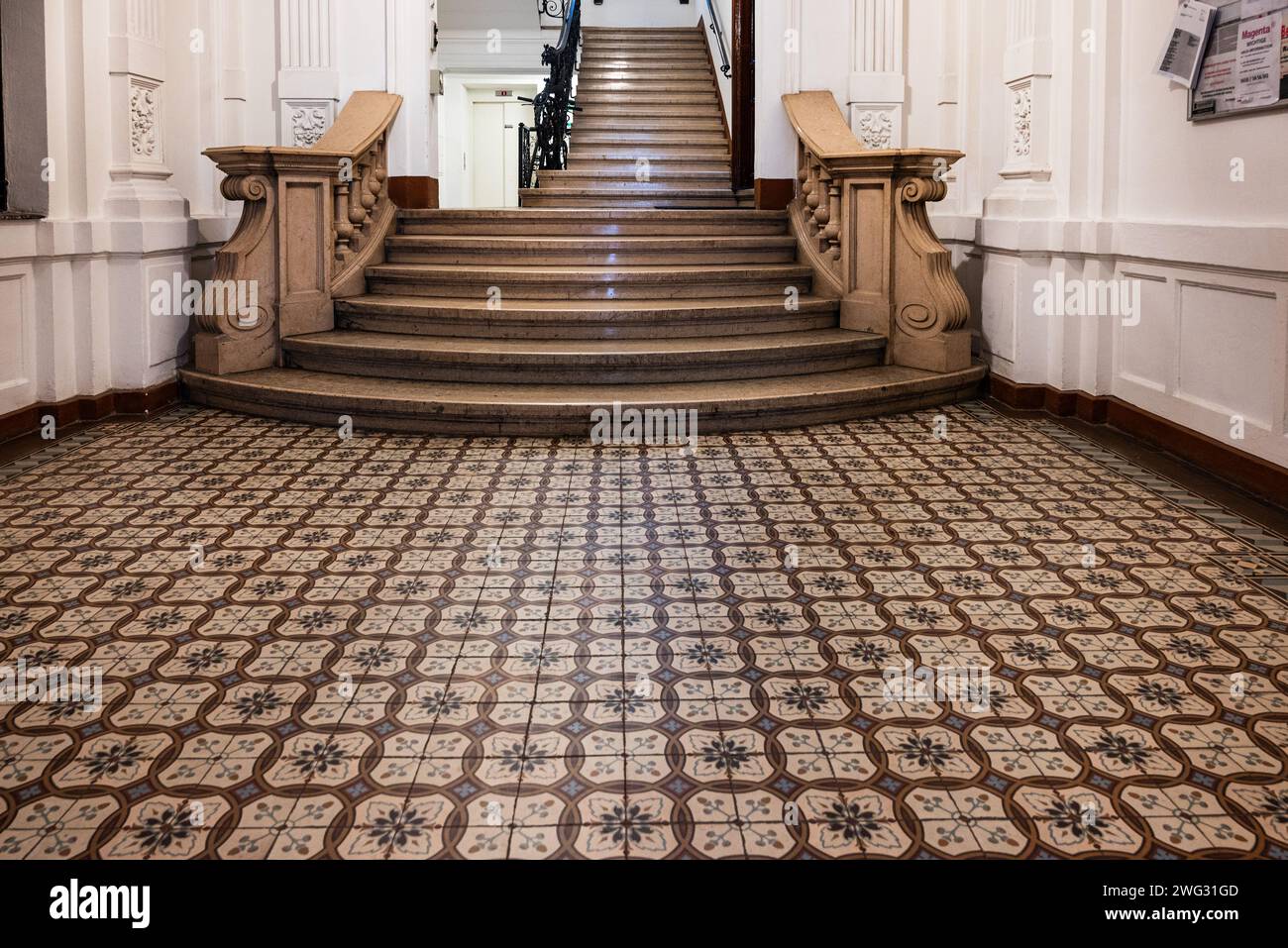 Wien, Österreich. 1. Oktober 2023 historischer Flur mit antiken Fliesen in einem alten Mietshaus in der Chwallagasse 2 Stockfoto