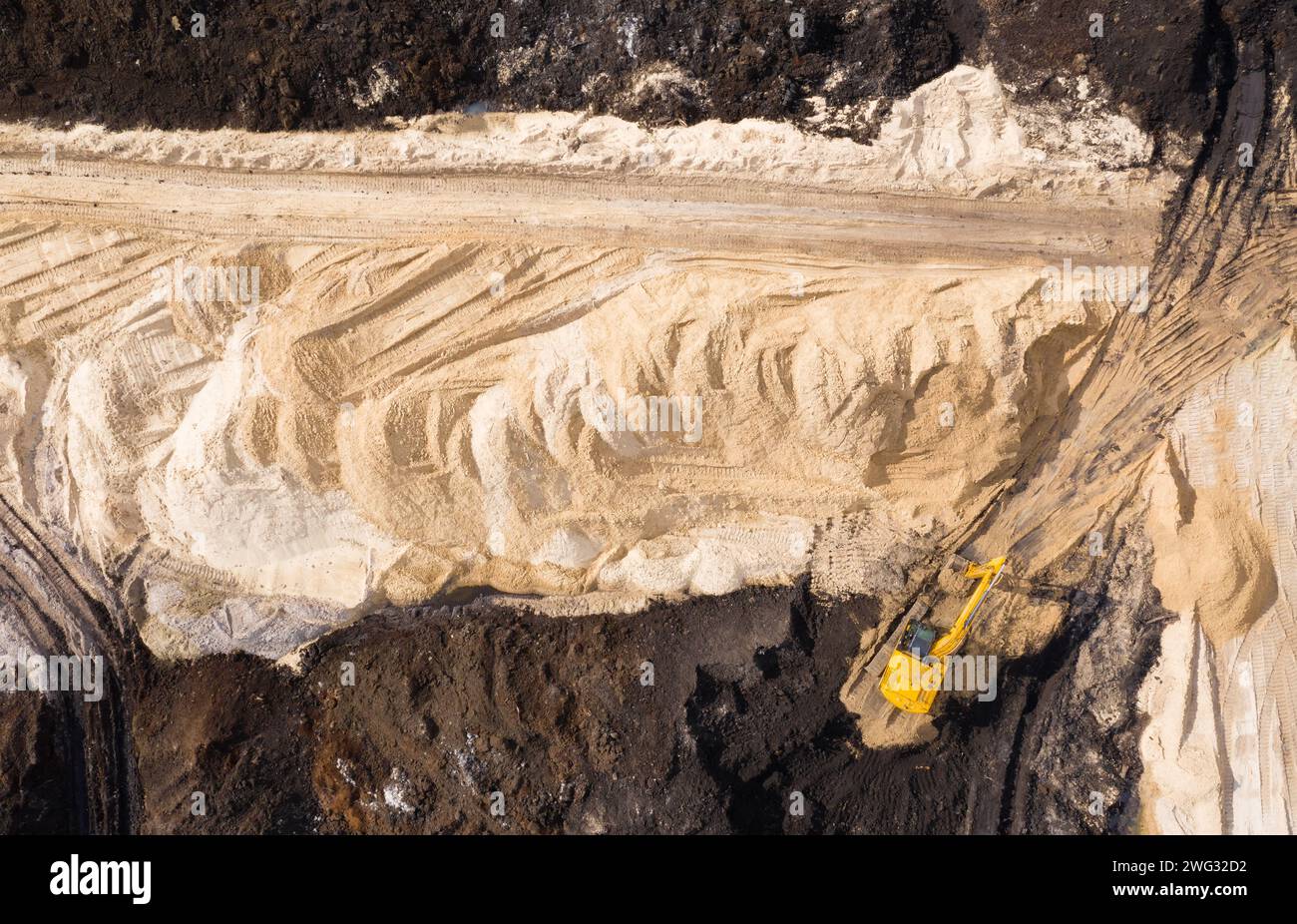 Draufsicht des Baggers, der auf der Baustelle arbeitet. Stockfoto