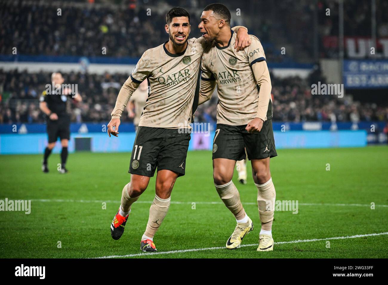 Straßburg, Frankreich. Februar 2024. Kylian MBAPPE von PSG feiert sein Tor mit Marco ASENSIO von PSG während des Fußballspiels der französischen Meisterschaft Ligue 1 zwischen RC Straßburg und Paris Saint-Germain am 2. Februar 2024 im La Meinau Stadion in Straßburg, Frankreich - Foto Matthieu Mirville/DPPI Credit: DPPI Media/Alamy Live News Stockfoto