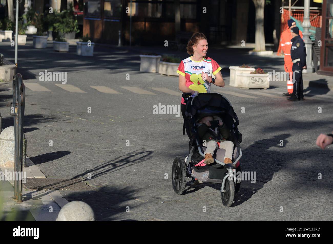 Männer und Frauen nehmen an einem Laufrennen für Profis und Amateure Teil, bei dem 21 km langen Halbmarathon auf den Straßen von Pagani und Nocera Infer Stockfoto